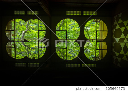 Arashiyama Yusaitei Round window room, beautiful reflections, season of fresh greenery 105660373