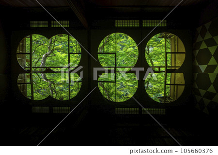 Arashiyama Yusaitei Round window room, beautiful reflections, season of fresh greenery 105660376