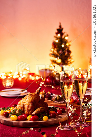 聖誕晚會：紅色桌布上的烤雞和香檳 105661325