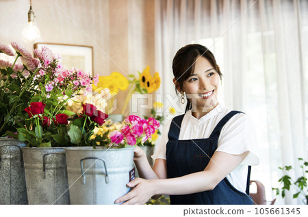 花店店員年輕女子形象 花店店員年輕女子形象 105661345