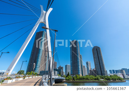 日本東京的城市景觀 從中央大橋看大川端河城市 21。屏幕右側是勝哄的方向。 日本東京的城市景觀 從中央大橋看大川端河城市 21。屏幕右側是勝哄的方向。 105661367