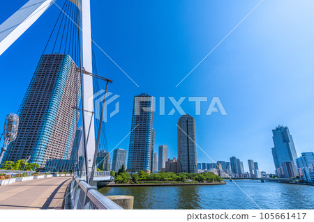 日本東京的城市景觀 從中央大橋看大川端河城市 21。屏幕右側是勝哄地區和聖路加教堂…… 105661417