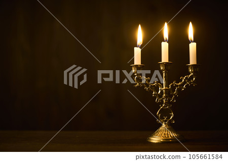 蠟燭火焰圖像燭台 105661584