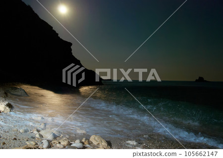 Moon night on the sea 105662147