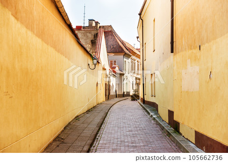 Narrow european street in vilnius 105662736