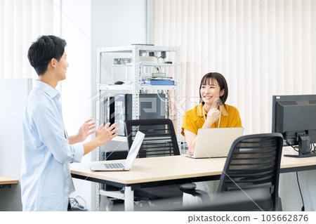 男性和女性年輕工程師在辦公室操作個人電腦時開會 105662876