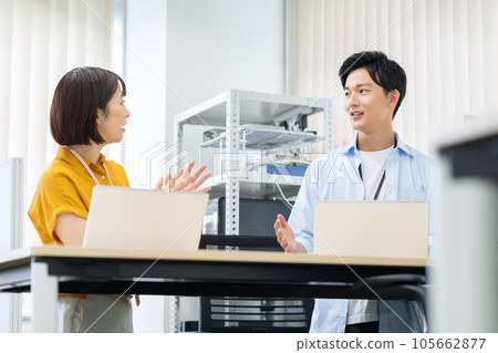 男性和女性年輕工程師在辦公室操作個人電腦時開會 105662877