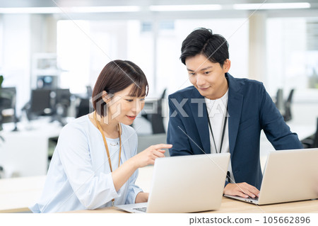 男性和女性年輕工程師在辦公室操作個人電腦時開會 105662896