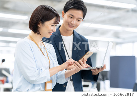男性和女性年輕工程師在辦公室操作個人電腦時開會 男性和女性年輕工程師在辦公室操作個人電腦時開會 105662917