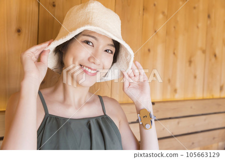 桑拿女孩戴著桑拿帽進入桑拿房 桑拿女孩戴著桑拿帽進入桑拿房 105663129