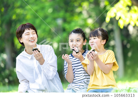 大人和小孩在外面吃湯圓 105663313