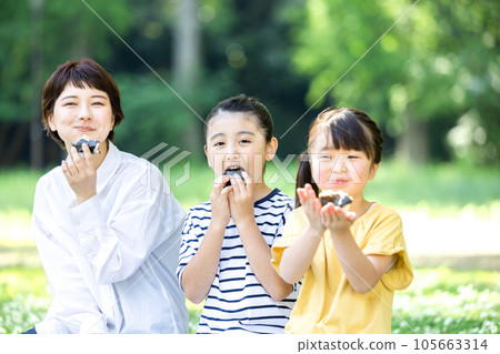 大人和小孩在外面吃湯圓 大人和小孩在外面吃湯圓 105663314