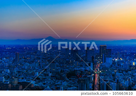 東京港區,從六本木新城展望台觀景台欣賞夜景 東京港區,從六本木新城展望台觀景台欣賞夜景 105663610