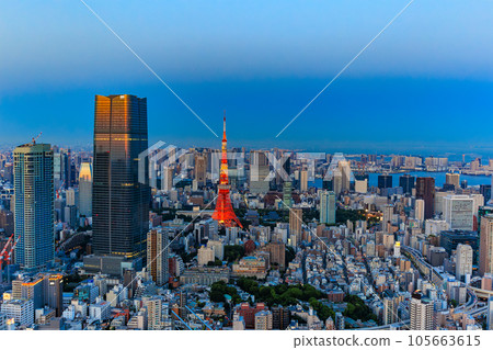 東京港區，從六本木新城展望台觀景台欣賞夜景 105663615