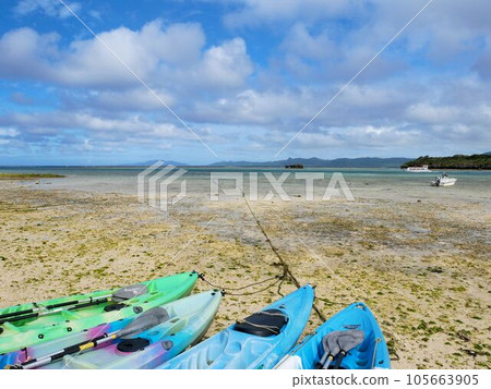Kabira Bay and canoes at low tide (Ishigaki Island, Okinawa Prefecture) 105663905
