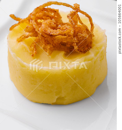 mashed potatoes with onion chips on plate mashed potatoes with onion chips on plate 105664001