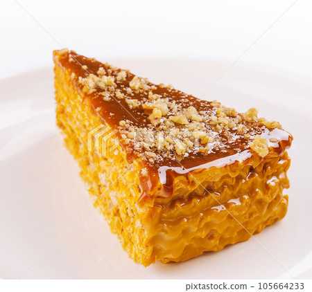 Cake of vanilla and cream. dessert cake. 105664233