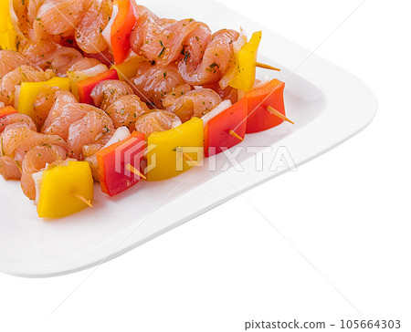 raw chicken skewers with onions and pepper 105664303