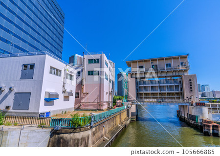 日本東京城市景觀 從南高橋看龜島河水閘（水閘最左邊是大川端河城 21 的方向） 105666885