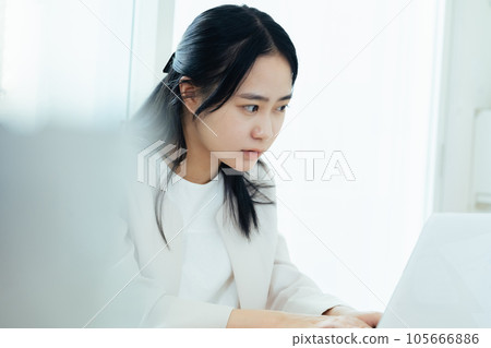 一名年輕女子走向一台電腦 一名年輕女子走向一台電腦 105666886