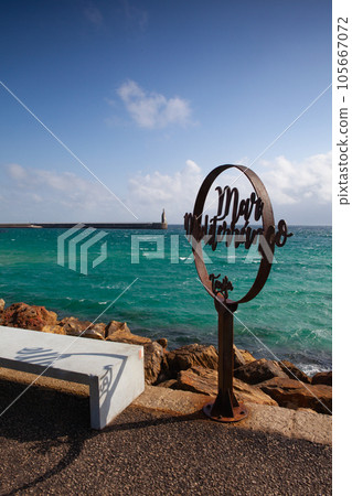 Sign with the Atlantic Ocean behind Sign with the Atlantic Ocean behind 105667072