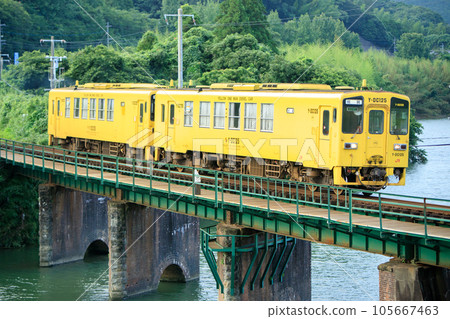 Kiha 125 diesel train crossing the iron bridge (JR Kyushu) Kiha 125 diesel train crossing the iron bridge (JR Kyushu) 105667463