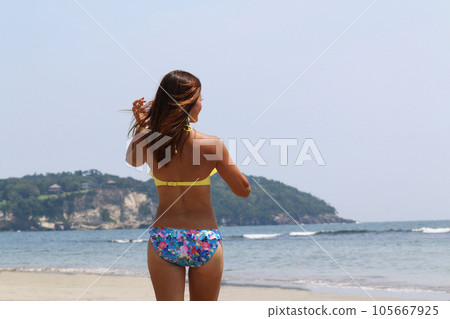 大海、藍天和比基尼的女人 105667925