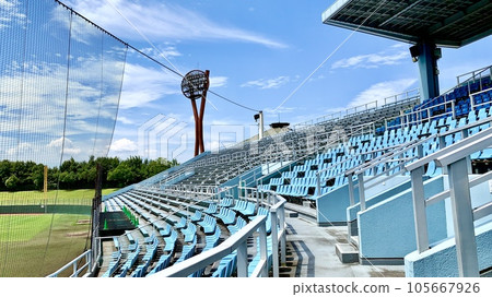 夏空和岡崎市立棒球場(岡崎紅鑽體育場)的看台<岡崎中央綜合公園/愛知縣岡崎市> 夏空和岡崎市立棒球場(岡崎紅鑽體育場)的看台<岡崎中央綜合公園/愛知縣岡崎市> 105667926