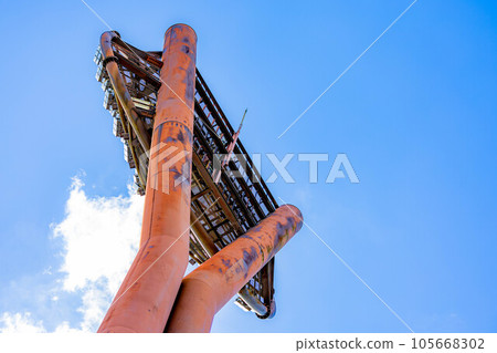 藍色的天空中閃爍著一道光芒 105668302