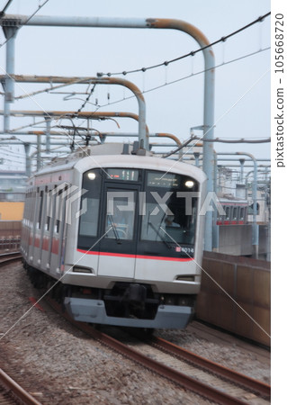東急5000系列車在西武池袋地方線劃曲線行駛_2023年6月10日拍攝 東急5000系列車在西武池袋地方線劃曲線行駛_2023年6月10日拍攝 105668720
