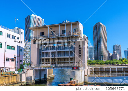 日本東京城市景觀 從南高橋看龜島河水閘（水閘最左邊是大川端河城 21 的方向） 105668771