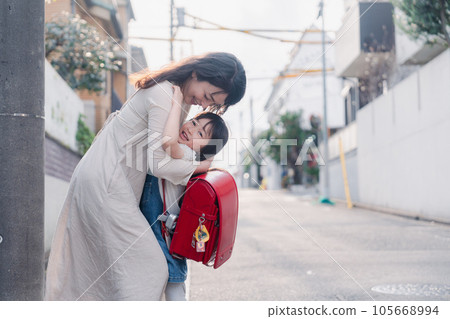 A mother picking up an elementary school girl 105668994
