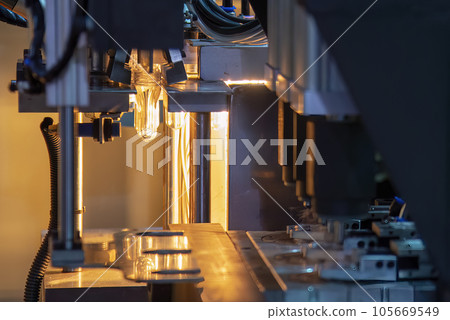 The drinking water bottle manufacturing process by blow mold machine. The drinking water bottle manufacturing process by blow mold machine. 105669549