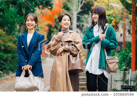 秋葉季節旅行的三名婦女 105669599