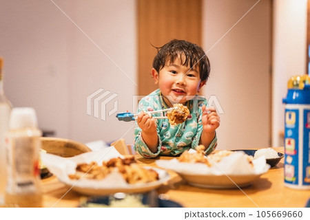 一個吃的男孩 105669660