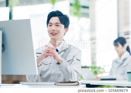 前往個人計算機的年輕男性工程師 105669674