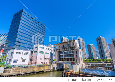 日本東京的城市景觀從南高橋橋看龜島河水門和大川端河城 21 日本東京的城市景觀從南高橋橋看龜島河水門和大川端河城 21 105670067