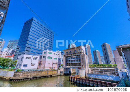 日本東京的城市景觀從南高橋橋看龜島河水門和大川端河城 21 105670068