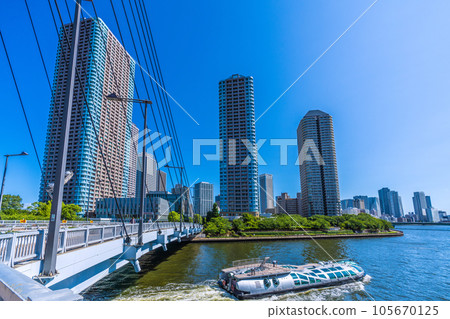 日本東京城市景觀 水上巴士“Emeraldas”穿過中央橋和大川端河 City 21 日本東京城市景觀 水上巴士“Emeraldas”穿過中央橋和大川端河 City 21 105670125