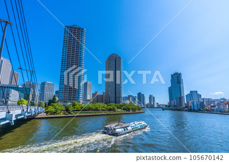 日本東京城市景觀 水上巴士“Emeraldas”穿過中央橋和大川端河 City 21 日本東京城市景觀 水上巴士“Emeraldas”穿過中央橋和大川端河 City 21 105670142