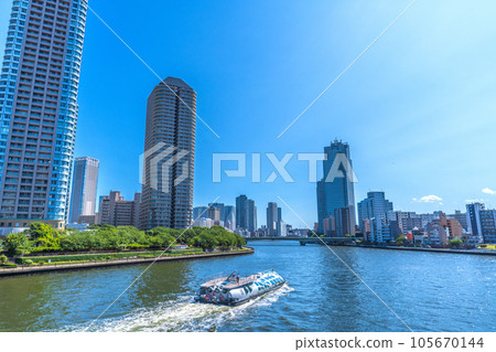 日本東京城市景觀 水上巴士“Emeraldas”穿過中央橋和大川端河 City 21 日本東京城市景觀 水上巴士“Emeraldas”穿過中央橋和大川端河 City 21 105670144