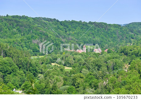 從羅騰堡城堡公園看到的城市景觀和森林/德國 105670233