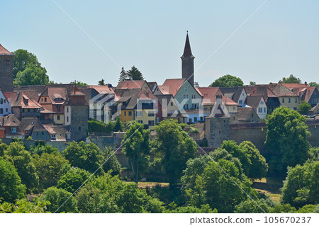 從羅騰堡城堡公園看到的城市景觀和森林/德國 105670237