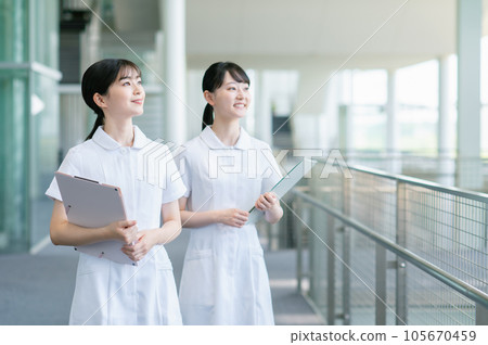 在醫院工作的年輕女護士 在醫院工作的年輕女護士 105670459