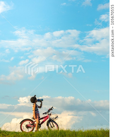 騎自行車的男孩 105670555