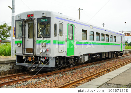 Kiha 150 series diesel car (Kiha 150-102) at Shibun Station 105671258