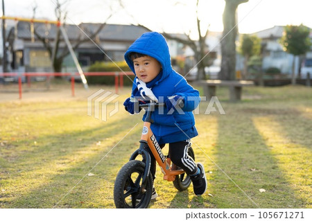 騎自行車的男孩 105671271