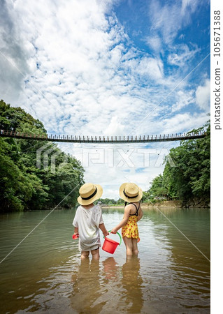 Children playing on the river 105671388