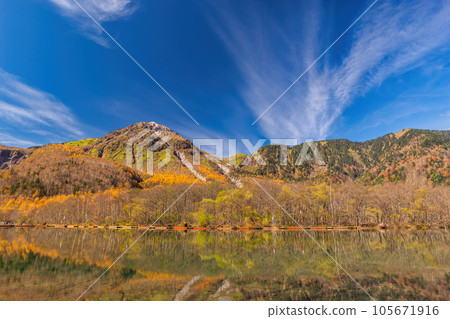 Nature landscape at Kamikochi Japan, autumn foliage season with pond and mountain 105671916