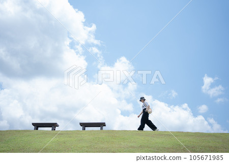 solo woman happy and enjoy with summer travel with cloudy background 105671985